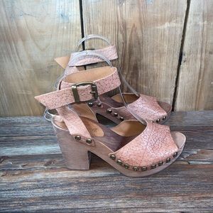 Free people pasadena wooden clogs excellent condition Women’s shoes size 7